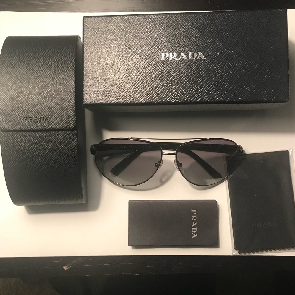 Prada - Picture 3 of 3